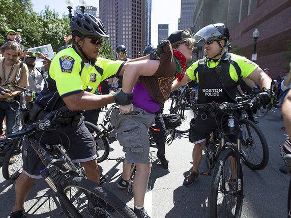 A Boston, les policiers ont fait usage de spray au poivre et interpellé plusieurs manifestants. © KEYSTONE/EPA/CJ GUNTHER