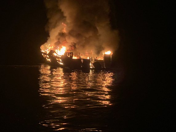 Le bateau de tourisme "Conception" a coulé alors que les pompiers tentaient d'éteindre le feu. © KEYSTONE/EPA SANTA BARBARA COUNTY FIRE/SANTA BARBARA COUNTY FIRE HA