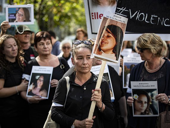 Des femmes protestent contre la violence conjugale à Paris, alors que le gouvernement français a annoncé de premières mesures pour venir en aide aux femmes victimes. © KEYSTONE/EPA/IAN LANGSDON