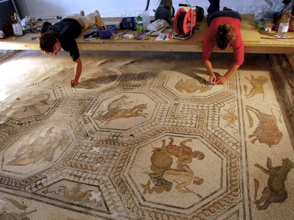 Une des mosaïques de la villa romaine d'Orbe, lors d'une restauration en 2002 (archives). © KEYSTONE/FABRICE COFFRINI