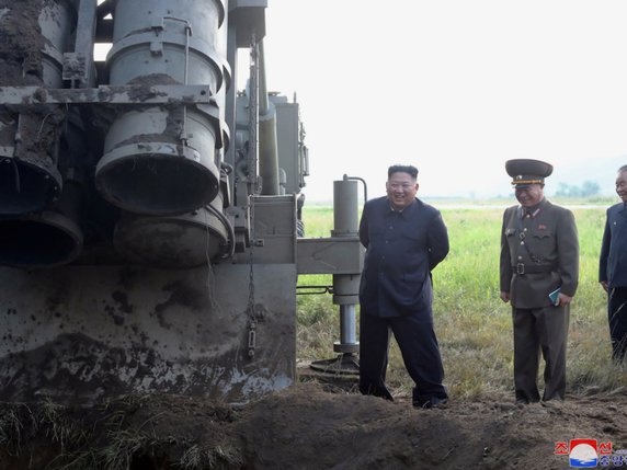 Le leader nord-coréen Kim Jong Un lors de la visite d'un lanceur de missiles multiples dans un endroit non identifié du pays (archives). © KEYSTONE/AP KCNA via KNS