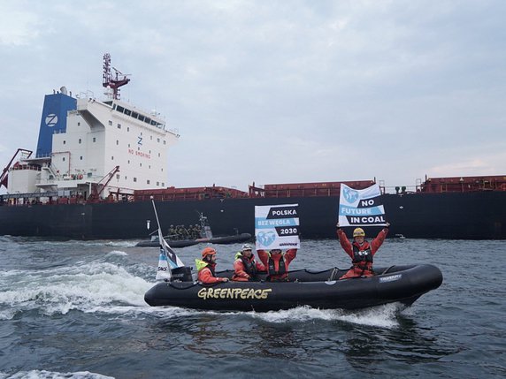 Les militants de Greenpeace ont bloqué le déchargement de charbon d'un cargo venant du Mozambique dans le port de Gdansk . © KEYSTONE/AP Greenpeace