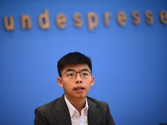 "Nous espérons simplement élire notre propre gouvernement", a assuré lors d'une conférence de presse Joshua Wong, en déplacement à Berlin. © KEYSTONE/EPA/CLEMENS BILAN