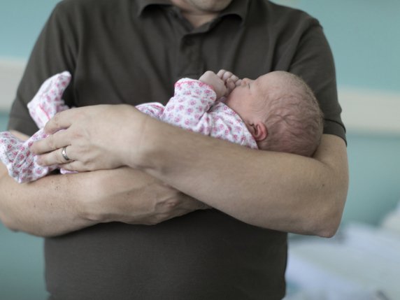 Les pères pourront prendre deux semaines de congé à la naissance de leur nouveau-né (archives). © KEYSTONE/GAETAN BALLY