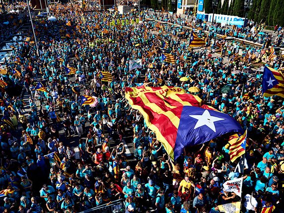 Avec pour slogan "Objectif indépendance", cette manifestation a commencé à 17h14, en référence à 1714, place d'Espagne à Barcelone, où flottaient de nombreux drapeaux indépendantistes. © KEYSTONE/EPA EFE/ALEJANDRO GARCIA