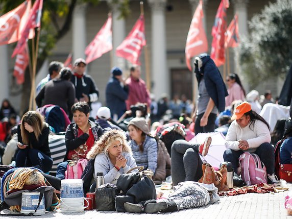 Plusieurs milliers de manifestants ont commencé à camper mercredi dans le centre de Buenos Aires pour demander l'instauration de "l'urgence alimentaire". © KEYSTONE/EPA EFE/JUAN IGNACIO RONCORONI
