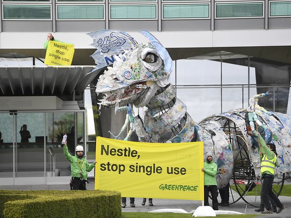 Nestlé cherche à redorer son blason écologique après s'être fait épingler en avril dernier par Greenpeace, qui lui reprochait la production de 1,7 million de tonnes de plastique en 2018, en hausse de 13% par rapport à l'année précédente. (archives) © KEYSTONE/LAURENT GILLIERON