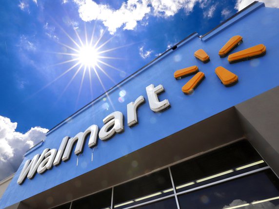 Avec sa nouvelle offre de livraison illimitée, Walmart espère enrayer l'exode des clients chez le géant du commerce en ligne Amazon et attirer une clientèle plus jeune et urbaine. (archives) © KEYSTONE/AP/GENE J. PUSKAR