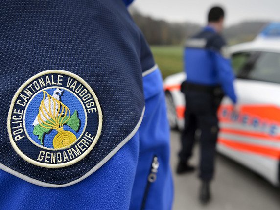 L'accident a nécessité l'intervention de quatre patrouilles de la gendarmerie et d'une équipe de soutien (photo d'illustration). © KEYSTONE/LAURENT GILLIERON