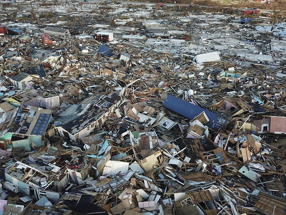 Selon les autorités, 1300 personnes sont encore portées disparues après le passage de l'ouragan Dorian qui a ravagé le nord-ouest de l'archipel comme ici sur l'île d'Abaco (archives). © KEYSTONE/AP/FERNANDO LLANO