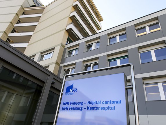L'Hôpital cantonal de Fribourg (HFR) et l'Université de Fribourg lancent un nouveau master en médecine (archives). © KEYSTONE/JEAN-CHRISTOPHE BOTT