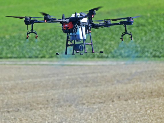 Les drones pulvérisateurs font partie de l'arsenal de l'agriculture "de précision". © KEYSTONE/WALTER BIERI