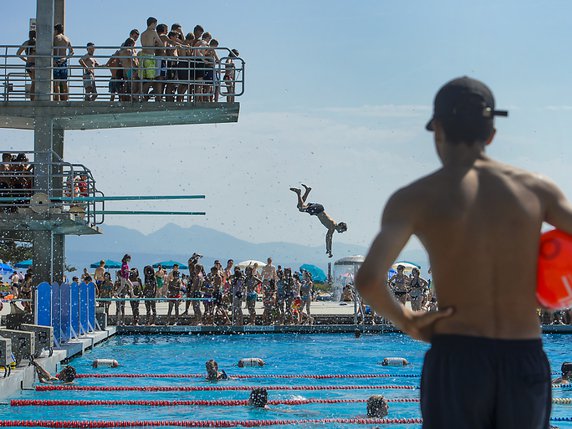 Les piscines romandes, comme ici à Bellerive à Lausanne, ont globalement connu une bonne saison estivale, même si les entrées sont en baisse par rapport à 2018 (archives). © KEYSTONE/JEAN-CHRISTOPHE BOTT