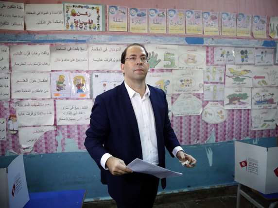 Le premier ministre candidat Youssef Chahed s'est dit confiant en votant à La Marsa, une banlieue chic au nord de Tunis. © KEYSTONE/EPA/STRINGER