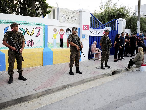 Environ 70'000 membres des forces de sécurité ont été mobilisés pour la deuxième présidentielle libre en Tunisie depuis la "révolution du jasmin" de 2011. © KEYSTONE/AP/HASSENE DRIDI