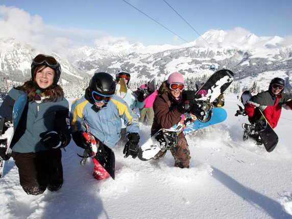 Les jeunes pourront plus facilement participer à des camps de snowboard à l'avenir (archives). © KEYSTONE/JUERG MUELLER