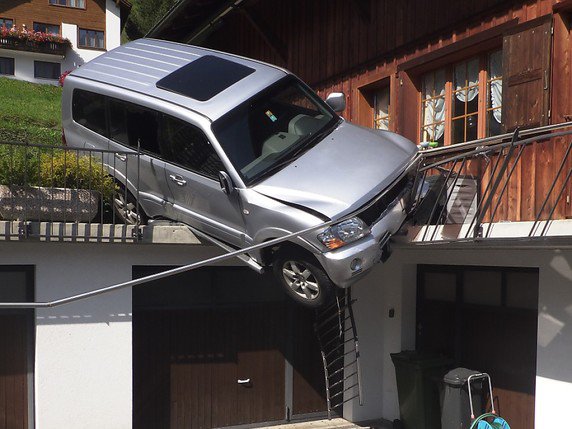 La voiture a terminé sa course contre la balustrade d'une terrasse. © Police cantonale UR