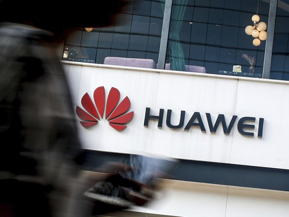Le géant chinois des télécoms Huawei, dans le collimateur de Washington sur fond d'accusations d'espionnage lié à sa technologie 5G, va renforcer sa présence sur le marché mondial du matériel informatique (archives). © KEYSTONE/AP/ANDY WONG