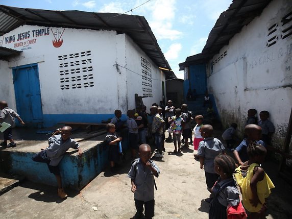 Un incendie d'origine indéterminée a causé la mort de 26 élèves et deux enseignants d'une école coranique des environs de la capitale libérienne Monrovia (photo prétexte). © KEYSTONE/EPA/AHMED JALLANZO