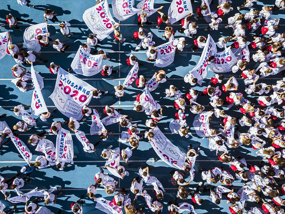 Les élèves rapporteront dans leur commune un drapeau des JOJ Lausanne 2020. © KEYSTONE/VALENTIN FLAURAUD