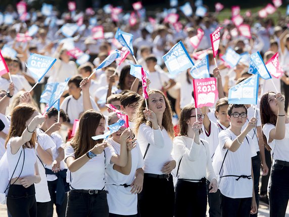 Plus de 3000 élèves vaudois étaient présents au stade Pierre-de-Coubertin. © KEYSTONE/LAURENT GILLIERON