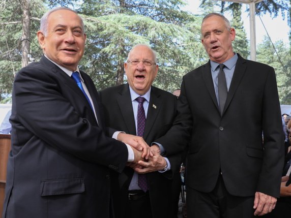 Quel premier ministre pour Israël? Benjamin Netanyahu (à gauche) ou Benny Gantz (à droite)? Ce sera au président israélien Reuven Rivlin (au centre) de trancher. © Keystone/EPA/ABIR SULTAN