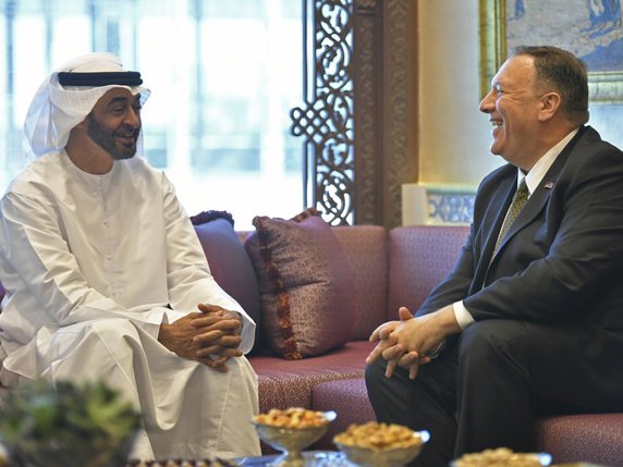 Mike Pompeo (à droite) a rencontré le puissant prince héritier d'Abou Dhabi, Mohammed ben Zayed Al-Nahyane (à gauche). A l'issue de leur entretien, il a évoqué devant des journalistes l'existence d'un "consensus" dans le Golfe sur la responsabilité de l'Iran. © Keystone/AP Pool AFP/MANDEL NGAN