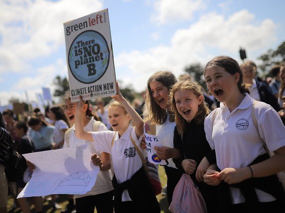 Les écoliers de Sydney sont descendus dans la rue pour demander une action contre le réchauffement climatique. © KEYSTONE/EPA AAP/STEVEN SAPHORE