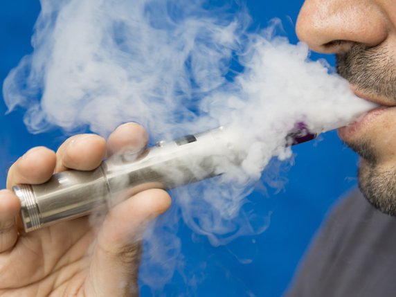 Plus de la moitié des malades avec l'e-cigarette ont moins de 25 ans (archives). © KEYSTONE/KEYON
