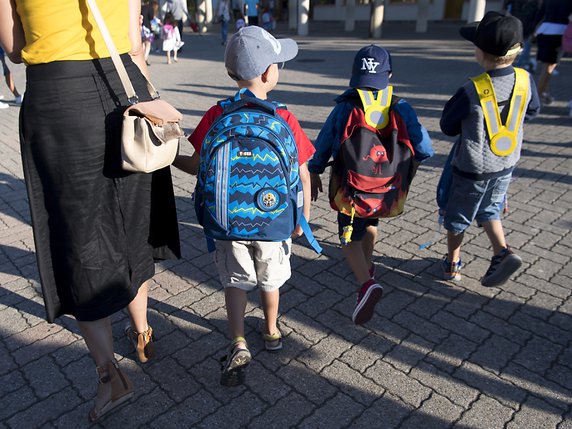 Le Pedibus accompagne les enfants à pied à l'école depuis vingt ans (image d'illustration). © KEYSTONE/LAURENT GILLIERON