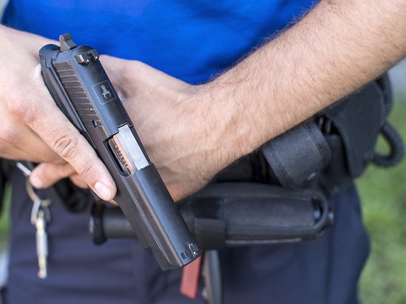 Un policier st-gallois s'est blessé avec son arme de service lors d'un exercice de formation dans un stand de tir à St-Gall (photo symbolique). © KEYSTONE/ALEXANDRA WEY