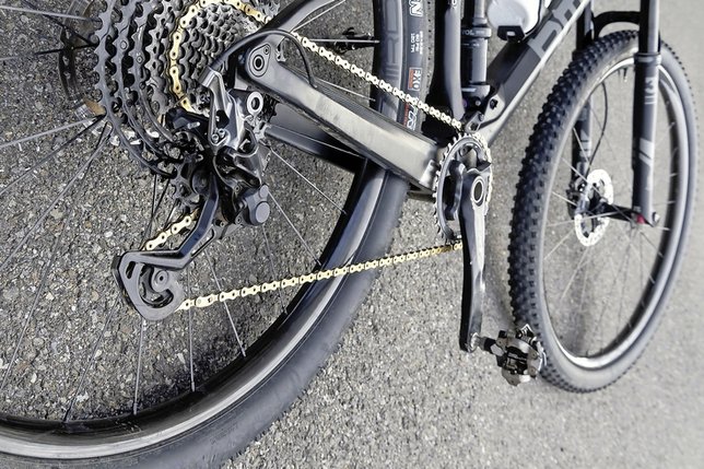 Le vélo d’Adrien Chenaux: réactif dans les montées, rassurant dans les descentes et 51 dents à l’arrière.  © Charly Rappo