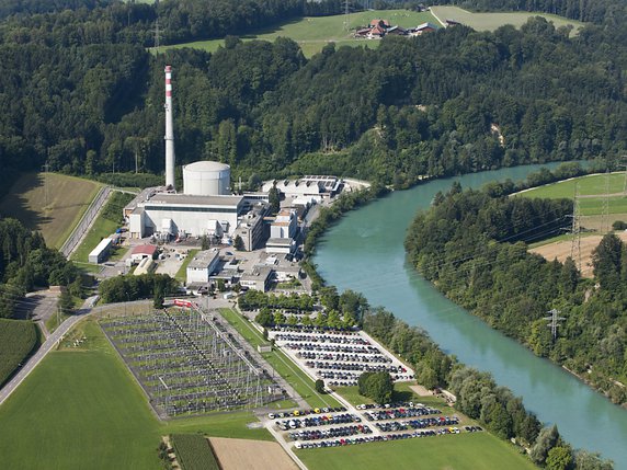 Dans trois mois, le 20 décembre à 12h30, la centrale nucléaire bernoise de Mühleberg sera arrêtée. Il n'y aura plus de combustibles nucléaires dans cette installation dès 2024, a indiqué l'exploitant, le groupe BKW (archives). © KEYSTONE