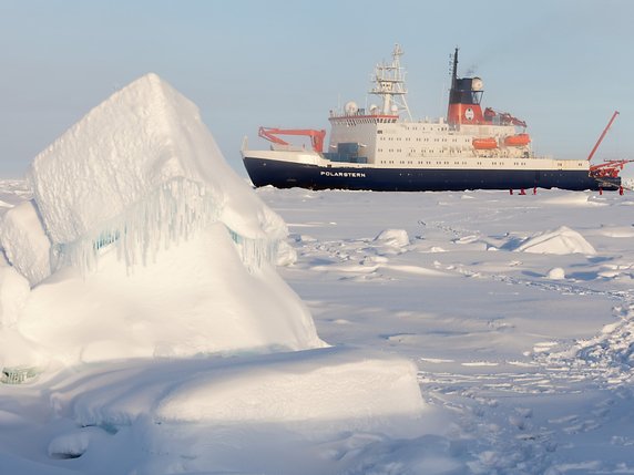 Le navire de recherches Polarstern au coeur de l'Arctique, lors de l'expédition estivale 2015. © Alfred-Wegener-Institut/Mario Hoppmann
