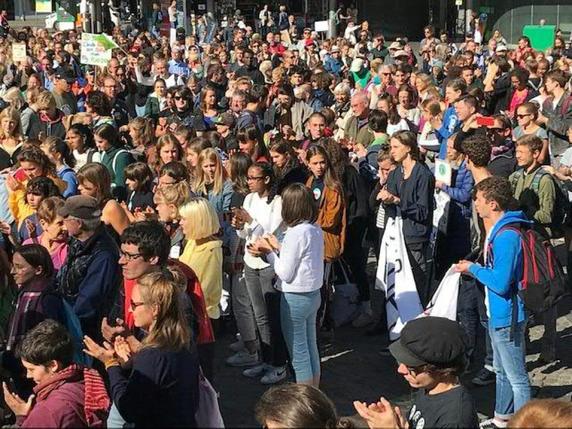 La manifestation a rassemblé des écoliers et des écolières, mais aussi des hommes et des femmes plus âgés souvent accompagnés de leurs enfants. © Martin Heutschi, Keystone-SDA