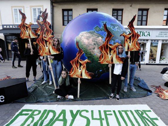 De jeunes manifestatnts ici à Zagreb en Croatie. © Keystone/EPA/ANTONIO BAT