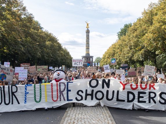 Plus d'un million de personnes, selon les organisateurs, sont descendues dans les rues pour la défense du climat en Allemagne, ici à Berlin. © Keystone/EPA/HAYOUNG JEON
