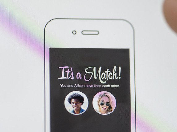 La série interactive de Tinder  s'appelle "Swipe Night" (archives). © KEYSTONE/CHRISTIAN BEUTLER