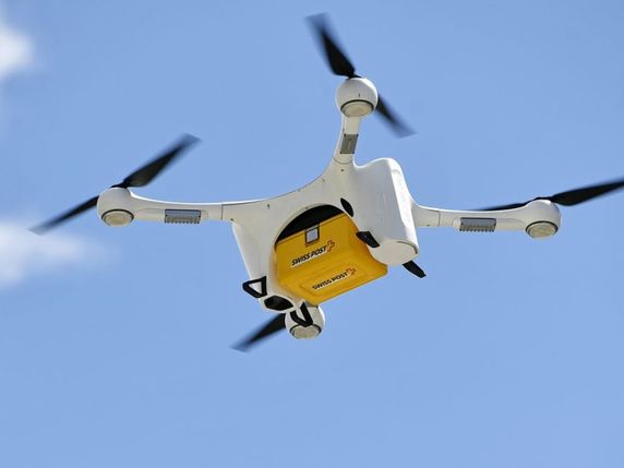 En 2018, 100 échantillons par mois ont été transportés et un total d'environ 2000 vols ont eu lieu depuis le début du projet de drone hospitalier (archives). © Keystone/WALTER BIERI