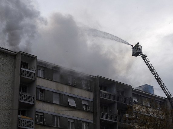 L'incendie à la rue de la Servette, en mars 2018, avait contraint une centaine de locataires à quitter leur logement (archives). © KEYSTONE/MARTIAL TREZZINI