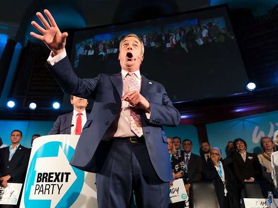 "Nous avons réussi à transformer la colère en espoir et optimisme", a lancé Nigel Farage à la foule de ses partisans réunis dans le centre de Londres. © KEYSTONE/EPA/VICKIE FLORES