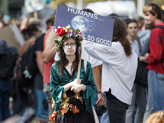 A la veille de la manifestation à Berne pour le climat samedi, des milliers de personnes sont descendues dans les rues de Lausanne vendredi (photo). Les manifestants demandent que les instances politiques prennent des mesures immédiates au vu de l'urgence écologique et climatique. © KEYSTONE/CYRIL ZINGARO