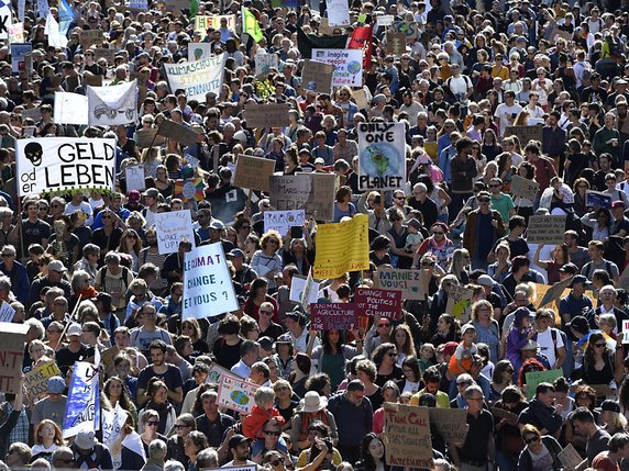 Des dizaines de milliers de personnes se sont rassemblées à Berne pour défendre le climat. © KEYSTONE/ANTHONY ANEX