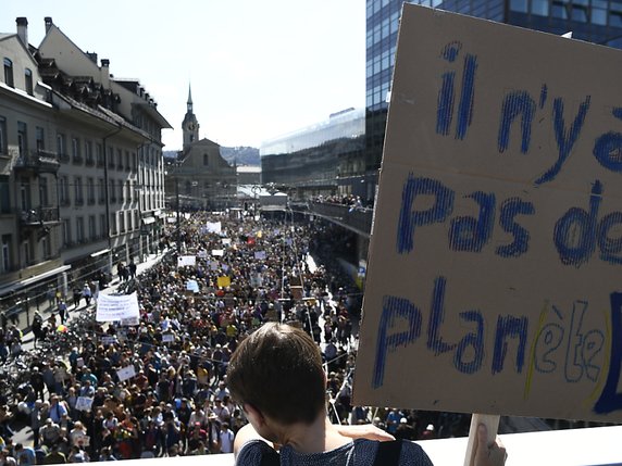 Les manifestants ont longé la gare pour atteindre la vieille ville. © KEYSTONE/ANTHONY ANEX