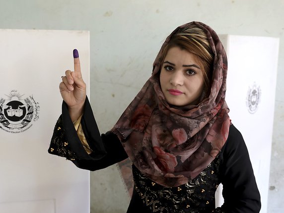 La commission électorale a annoncé que selon les chiffres disponibles pour la moitié des bureaux de vote, un peu plus de 10% des électeurs avaient mis un bulletin dans l'urne. © KEYSTONE/AP/EBRAHIM NOROOZI