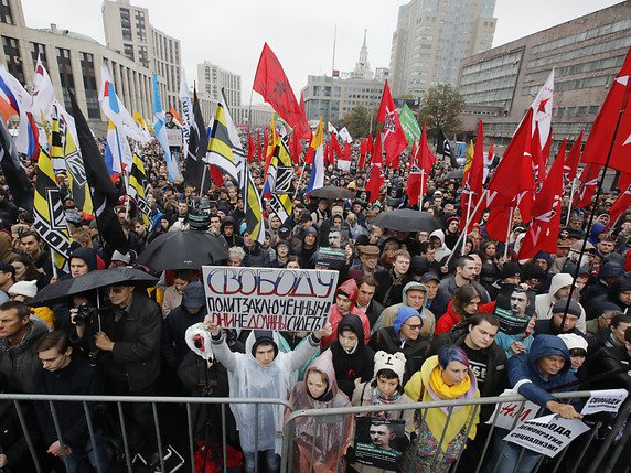 Selon la police, près de 20'000 personnes étaient réunies vers 16h00. © KEYSTONE/AP/DMITRI LOVETSKY