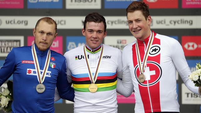 Le podium composé du Danois Mads Pedersen (au centre), de l'Italien Matteo Trentin (à gauche) et Stefan Kung. © Keystone