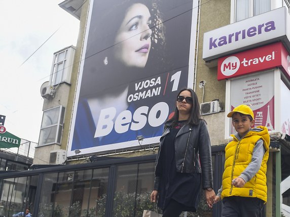 Vjosa Osmani, sur l'affiche, veut devenir la première femme à diriger le Kosovo (archives). © KEYSTONE/EPA/GEORGI LICOVSKI