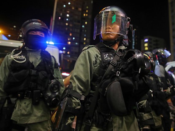 La décision, vendredi après-midi, d'interdire aux manifestants hongkongais de dissimuler leur visage a mis le feu aux poudres. Ici des policiers faisant face aux militants du mouvement pro-démocratie. © KEYSTONE/EPA/FAZRY ISMAIL