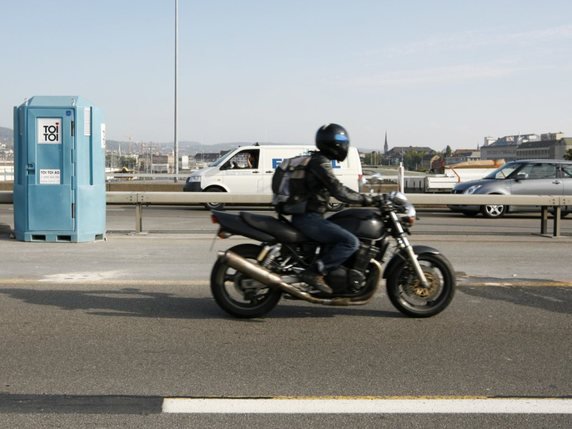 Un jeune homme est mort dimanche à Villiers-le-Bel en France lors d'un accident de moto survenu à proximité d'une intervention de police. Sa famille a déposé une plainte contre X pour homicide involontaire (image symbolique). © KEYSTONE/ALESSANDRO DELLA BELLA